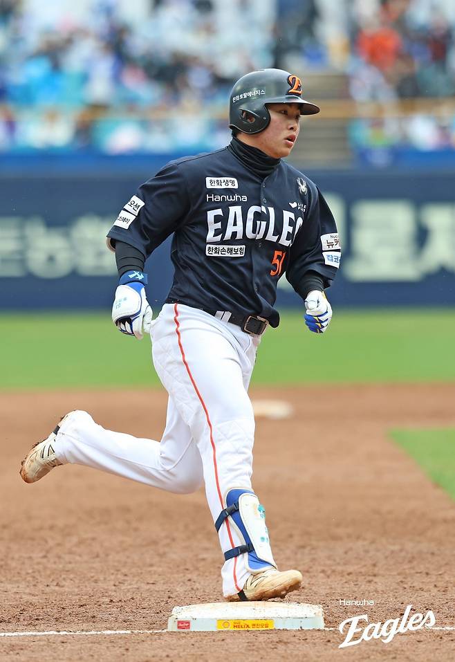 한화 문현빈은 지난 4월 대구삼성라이온즈파크에서 삼성을 상대로 9회초 역전 3점홈런을 때려낸 바 있다. 시즌 초반 팀의 반등을 이끌었던 문현빈이 삼성을 상대로 다시 한 번 더 ‘게임 체인저’ 역할을 노린다. 사진제공｜한화 이글스