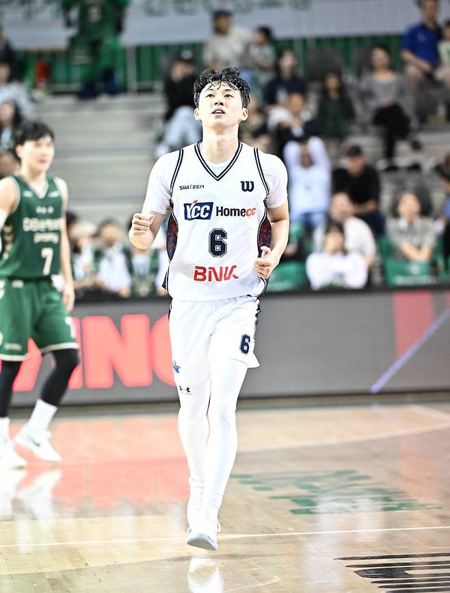 Choi Jin-kwang celebrating with teammates.