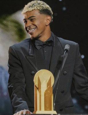 바르셀로나 야말이 코파 트로피를 수상하며 환하게 웃고 있다. AP연합