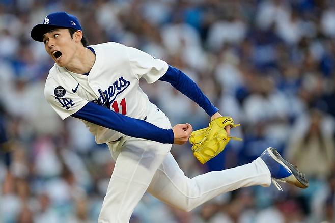 LA 다저스 사사키가 17일 밀워키와의 NLCS 3차전 9회초에 등판, 역투하고 있다. AP연합뉴스