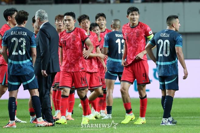 한국 축구 국가대표팀이 14일 서울월드컵경기장에서 파라과이 대표팀과 친선경기를 벌였다. 김민재를 비롯한 태극전사들이 2-0 승리를 거둔 후 파라과이 선수들과 인사하고 있다. /사진=김진경 대기자