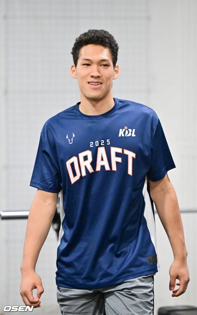 16일 오후 컴바인을 준비하고 있는 에디 다니엘.