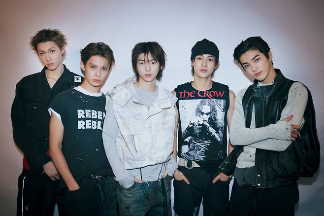 전원 기립 떼창→떼춤! 코르티스, 미국 '아이하트라디오 라이브' 출연