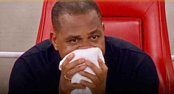 패트릭 클라위버르트 인도네시아 축구 국가대표팀 감독이 이라크전 패배 후 얼굴을 수건에 파묻고 있다. /사진=VN익스프레스 갈무리