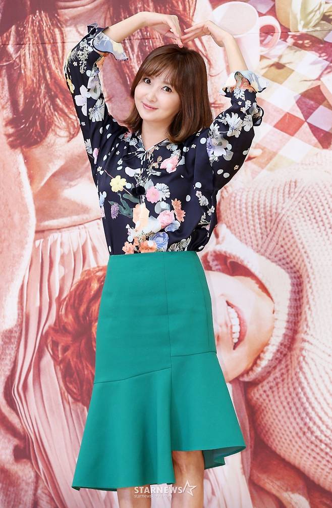 $ 배우 허영란이 2016년 12월 14일 오후 서울 양천구 목동 SBS에서 진행된 SBS 아침드라마 '아임쏘리 강남구' 제작발표회에 참석해 포즈를 취하고 있다.  '아임쏘리 강남구'는 남편이 재벌 부모를 찾게 되면서 모든 것을 잃은 한 여자와 가족을 위해 성공만을 쫓던 삼류 남자의 치명적이지만 순수한 사랑, 그리고 이들을 둘러싼 가족의 갈등과 화해를 담은 내용으로 오는 19일 첫 방송 된다. /사진=김휘선 기자 hwijpg@