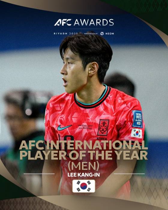 2025 아시아축구연맹(AFC) 남자 부문 아시아 올해의 국제선수상을 받은 이강인. /사진=아시아축구연맹(AFC) 공식 사회관계망서비스(SNS)
