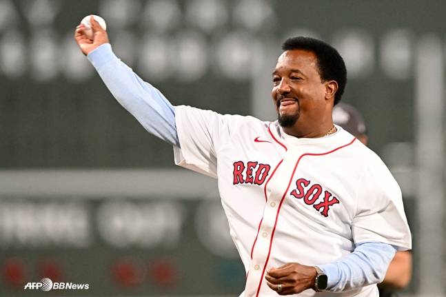 지난 9월 보스턴 레전드 자격으로 지구한 페드로 마르티네즈. /AFPBBNews=뉴스1