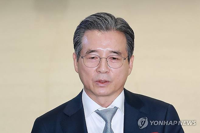 김용범 정책실장 [연합뉴스 자료사진] 한미 관세 협상 후속 논의와 관련, 하워드 러트닉 미국 상무부 장관과 협상할 예정인 김용범 대통령실 정책실장이 16일 인천국제공항 제2여객터미널을 통해 미국 워싱턴DC로 출국하기에 앞서 취재진 질문에 답하고 있다. 2025.10.16 nowwego@yna.co.kr