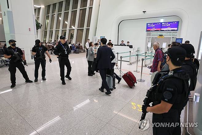 경찰, 캄보디아행 항공편 탑승구 앞 한국인 승객 대상 안전활동 [연합뉴스 자료사진]