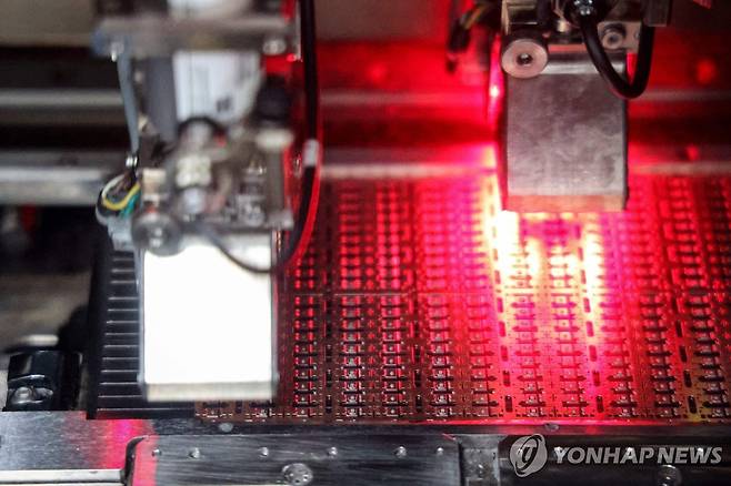 중국 산둥성 빈저우시의 한 반도체 공장 [AFP 연합뉴스 자료사진. 재판매 및 DB 금지]