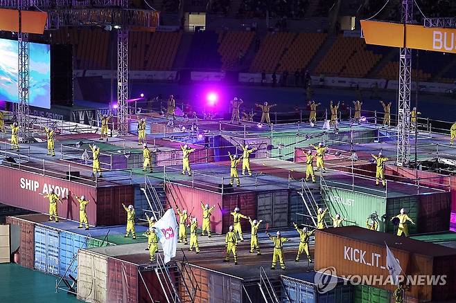 제106회 전국체육대회 개회식 (부산=연합뉴스) 강선배 기자 = 17일 오후 부산 연제구 부산아시아드주경기장에서 열린 '제106회 전국체육대회' 개회식에서 식전 공연이 펼쳐지고 있다.
    이번 전국체전은 재외동포 등 전국 17개 시도에서 총 3만여 명의 선수단이 참가해 50개 종목에서 열전을 펼친다. 2025.10.17 sbkang@yna.co.kr