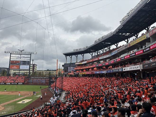 18일 대전 한화생명볼파크에서 열린 2025 KBO 프로야구 포스트시즌 플레이오프 1차전 삼성 라이온즈와 한화 이글스의 경기를 관람하며 관중들이 응원전을 펼치고 있다.(사진=심효준 기자)