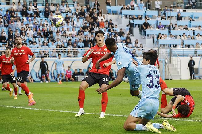 대구FC 에드가가 헤더골을 넣고 있다. /대구FC제공