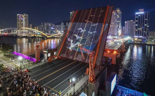 지난 8월 열린 영도대교 야간 도개행사. 부산일보DB