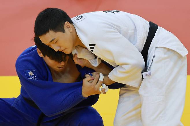 ▲ 18일 부산 부경대학교 대연캠퍼스체육관에서 열린 제106회 전국체육대회 유도 남자 일반부 81kg급 16강에서 이준환(포항시청)이 김휘건(하이원유도)를 상대하고 있다. 연합뉴스