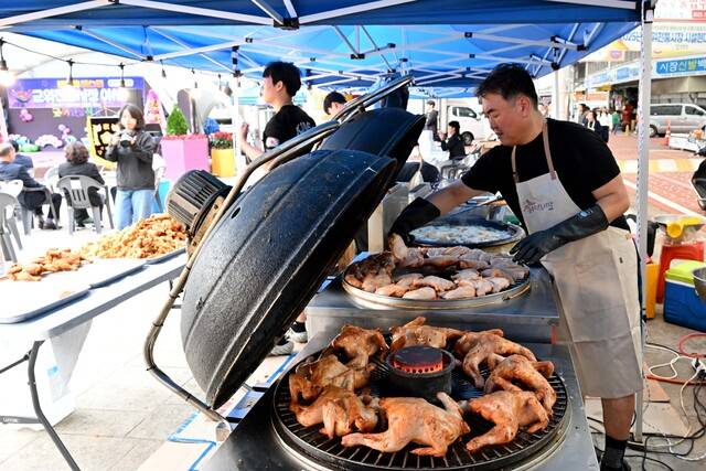 야시장 '바베큐 페스타'에 참가한 청년 상인이 바베큐를 구으며 구슬땀을 흘리고 있다. 군위군 제공