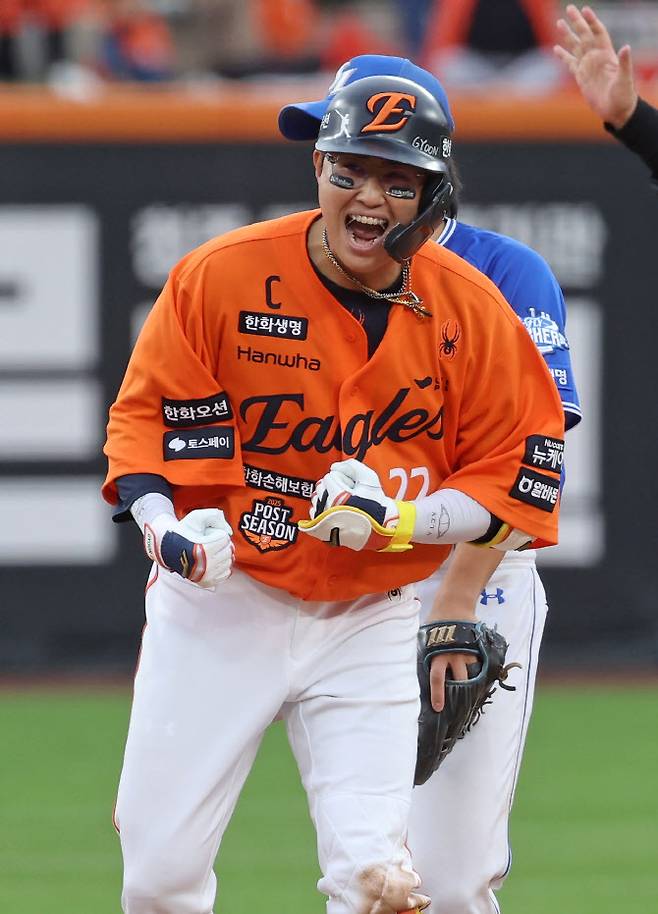 18일 대전 한화생명볼파크에서 열린 2025 KBO 프로야구 포스트시즌 플레이오프 1차전 삼성라이온즈 대 한화 이글스 경기. 한화 채은성이 6회말 2사 2, 3루 상황에서 2타점 2루타를 때린 뒤 기뻐하고 있다, 사진=연합뉴스