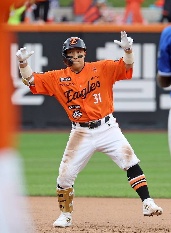 18일 대전 한화생명볼파크에서 열린 2025 KBO 프로야구 포스트시즌 플레이오프 1차전 삼성라이온즈 대 한화이글스 경기. 한화 손아섭이 6회말 무사 2루 때 1타점 2루타를 쳐낸 뒤 환호하고 있다. 사진=연합뉴스