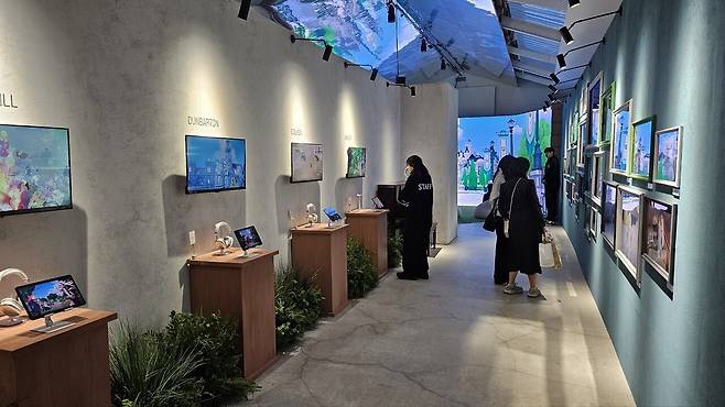 - 안내문의 오른쪽으로 들어가면 스크린샷 액자와 음악 존을 볼 수 있다