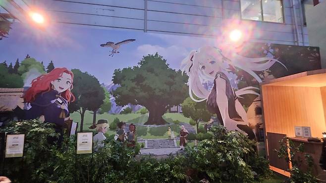 - 반대편에는 티르코네일을 배경으로 대표 NPC들이 그려진 일러스트가 장식돼 있다