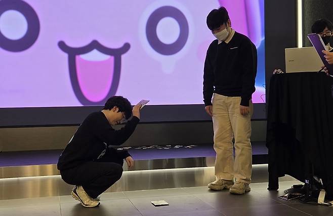 - 가녀린 팔로 딱치를 치는 청묘