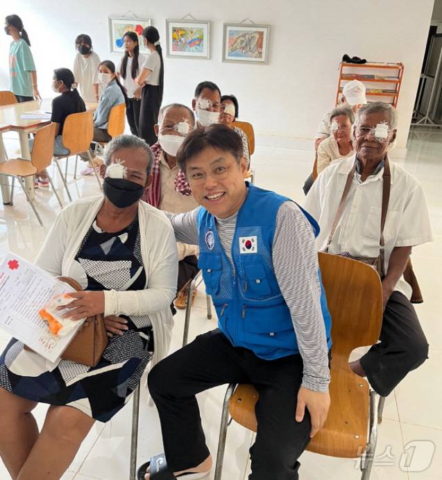 서정성 아이안과 원장이 사단법인 아시아희망나무를 설립, 11년째 캄보디아의 진료소에서 현지인들을 치료하고 있다.(아시아희망나무 제공. 재배포 및 DB 금지)