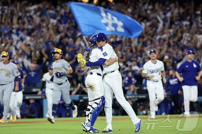 월드시리즈 우승을 확정 지은 LA 다저스 선수들. ⓒ AFP=뉴스1