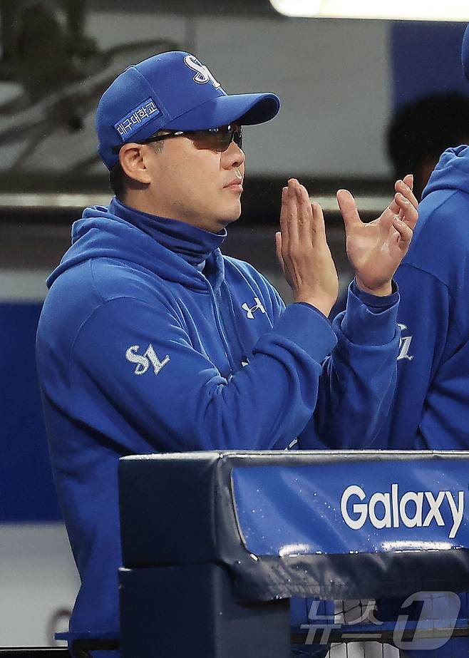 13일 오후 대구 삼성라이온즈파크에서 열린 프로야구 2025 신한 SOL뱅크 KBO 준플레이오프 3차전 SSG 랜더스와 삼성 라이온즈의 경기, 삼성 박진만 감독이 7회초 선발 원태인의 투구를 보며 손뼉을 치고 있다. 2025.10.13/뉴스1 ⓒ News1 김진환 기자