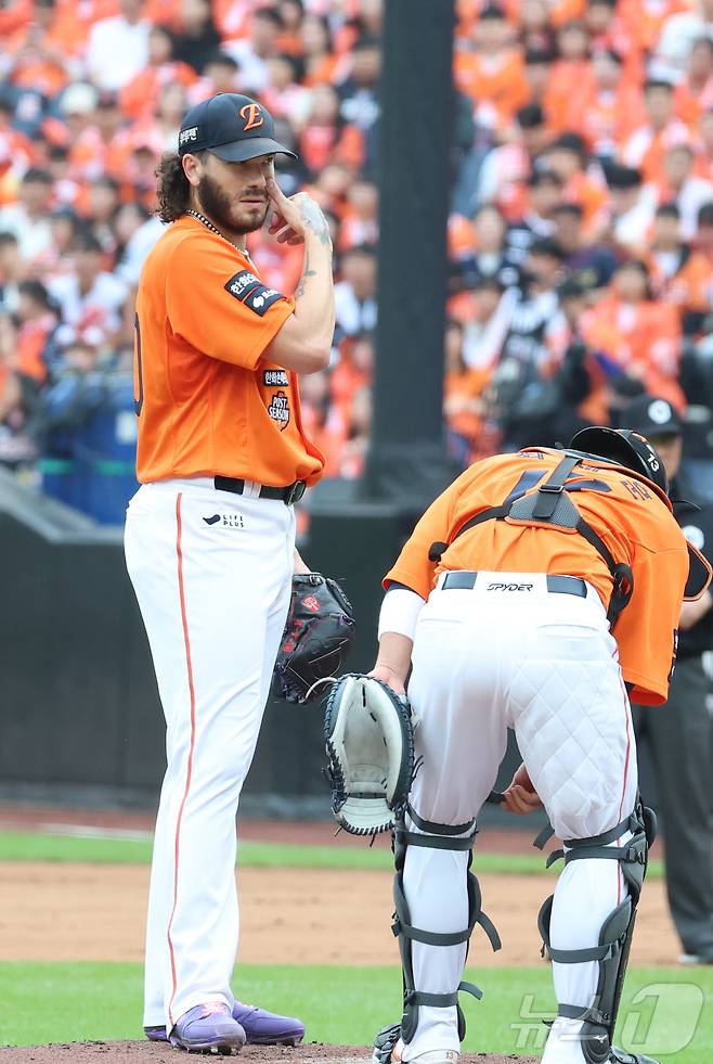 18일 대전 한화생명볼파크 열린 프로야구 2025 신한 SOL뱅크 KBO 플레이오프 1차전 삼성 라이온즈와 한화 이글스의 경기에서 한화 폰세가 2회 3실점 하고 있다. ⓒ News1 김기남 기자