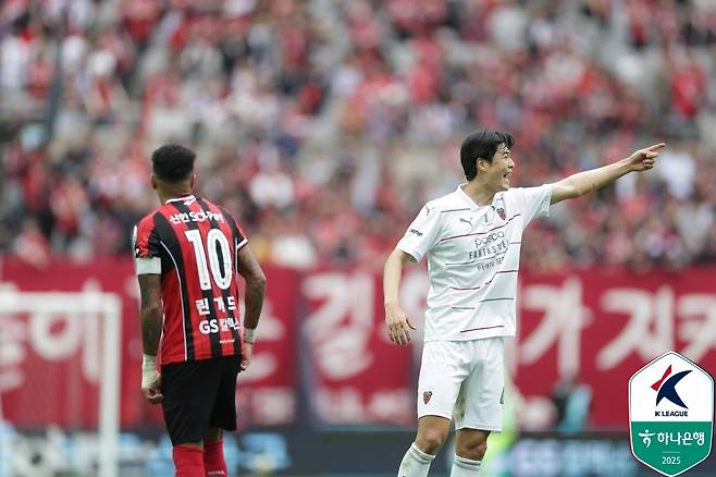 포항 유니폼 입고 서울월드컵경기장에서 뛴 기성용(오른쪽)(한국프로축구연맹 제공)