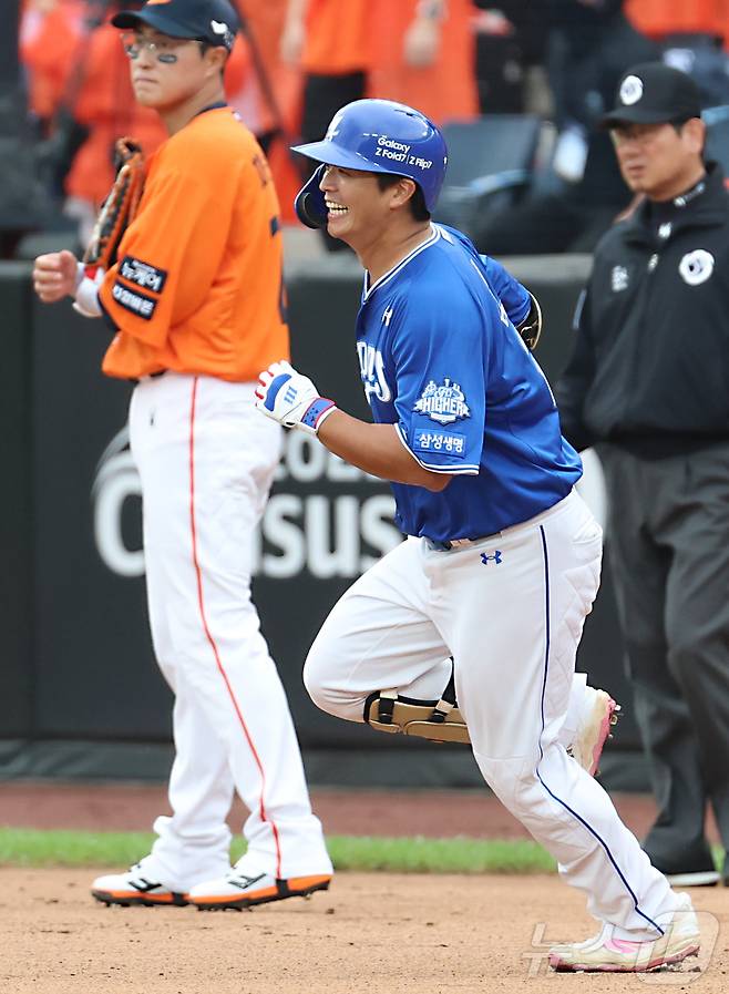 18일 대전 한화생명볼파크 열린 프로야구 2025 신한 SOL뱅크 KBO 플레이오프 1차전 삼성 라이온즈와 한화 이글스의 경기에서 4회초 삼성 김태훈이 역전 솔로 홈런을 치고 그라운드를 돌고 있다. 2025.10.18/뉴스1 ⓒ News1 김기남 기자