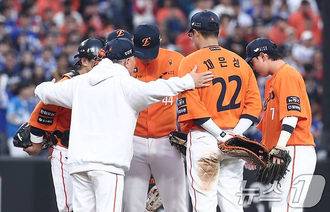 18일 대전 한화생명볼파크 열린 프로야구 2025 신한 SOL뱅크 KBO 플레이오프 1차전 삼성 라이온즈와 한화 이글스의 경기, 한화 김경문 감독이 9회초 무사 상황에서 마운드에 올라 선수들을 격려하고 있다. 2025.10.18/뉴스1 ⓒ News1 김성진 기자