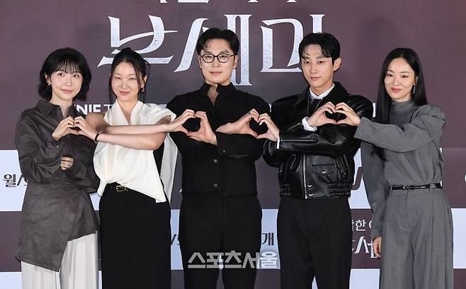 지난달 22일 서울 영등포구 영등포 CGV에서 열린 지니TV 오리지널 ‘착한 여자 부세미’ 제작발표회에서 주연 배우들이 취재진을 향해 포즈를 취하고 있다. 왼쪽부터 배우 주현영, 장윤주, 서현우, 진영, 전여빈. 사진 | 박진업 기자 upandup@sportsseoul.com