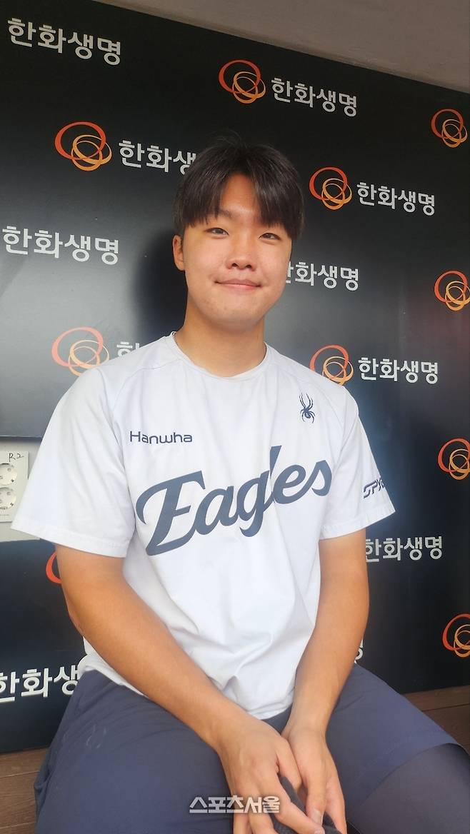 한화 정우주가 18일 대전 한화생명 볼파크에서 열린 2025 KBO리그 포스트시즌 삼성과 플레이오프 1차전에 앞서 취재진 인터뷰에 응하고 있다. 대전 | 김민규 기자 kmg@sportsseoul.com