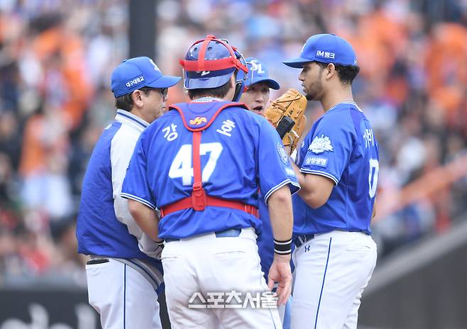 삼성 투수 가라비토가 18일 대전 한화생명볼파크에서 열린 2025 KBO 포스트시즌 플레이오프 1차전 한화와 경기 2회말 역전을 허용한 후 마운드에 오른 투수코치의 이야기를 듣고 있다. 대전 | 최승섭기자 thunder@sportsseoul.com