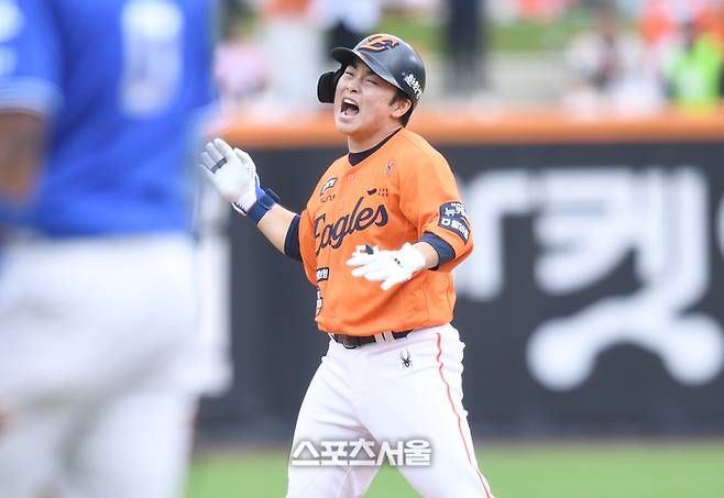 한화 문현빈이 18일 대전 한화생명볼파크에서 열린 2025 KBO 포스트시즌 플레이오프 1차전 삼성과 경기 2회말 2사만루 3타점 2루타를 친 후 환호하고 있다. 대전 | 최승섭기자 thunder@sportsseoul.com