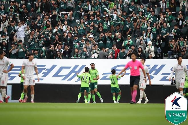 전북 콤파뇨(가운데)가 18일 수원FC전에서 선제골을 넣고 환호하고 있다. 사진 | 한국프로축구연맹