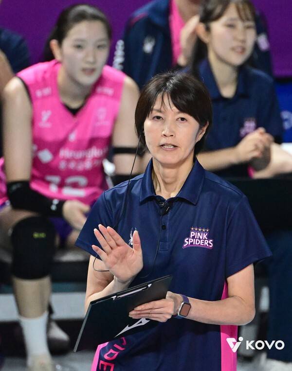 흥국생명 핑크스파이더스 요시하라 토모코 감독이 18일 인천 삼산월드체육관에서 열린 진에어 2025~2026시즌 정규리그 개막전 경기에서 선수들을 바라보고 있다. /사진=KOVO