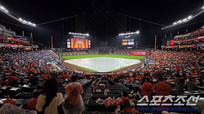 17일 대전한화생명볼파크에서 열린 삼성과 한화의 PO 1차전. 경기를 앞두고 그라운드에 비가 내려 방수포가 깔려 있다. 대전=송정헌 기자songs@sportschosun.com/2025.10.17/