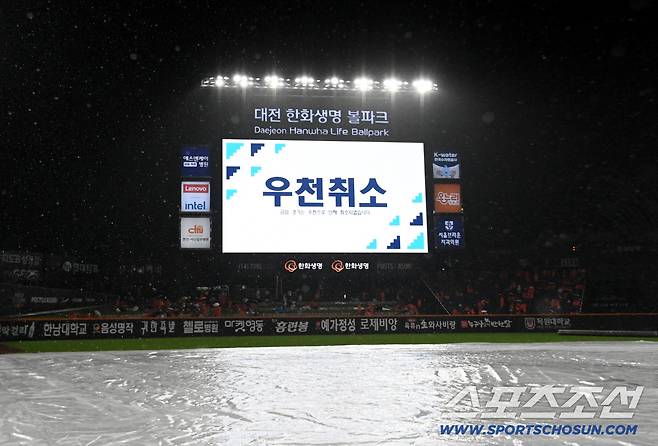 17일 대전한화생명볼파크에서 열릴 예정이던 삼성과 한화의 PO 1차전이 우천으로 취소됐다. 전광판에 우천 취소에 대한 안내가 나타나고 있다. 대전=허상욱 기자wook@sportschosun.com/2025.10.17/