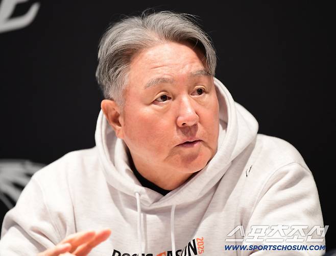 18일 대전 한화생명볼파크에서 열린 삼성과 한화의 PO 1차전. 인터뷰하는 한화 김경문 감독. 대전=송정헌 기자songs@sportschosun.com/2025.10.18/