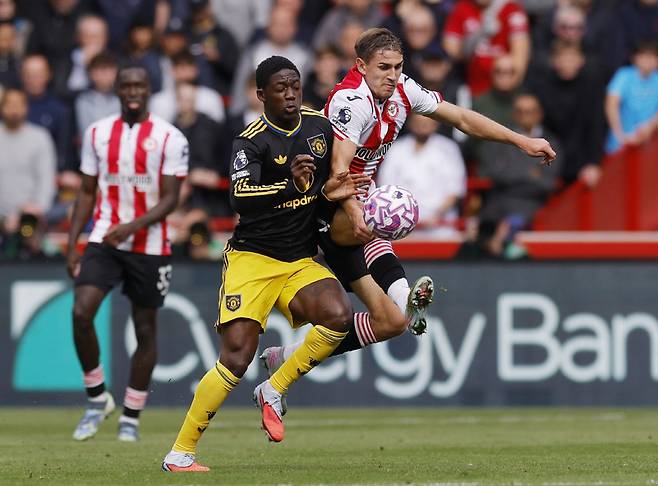Soccer Football - Premier League - Brentford v Manchester United - GTech Community Stadium, London, Britain - September 27, 2025 Manchester United's Kobbie Mainoo in action with Brentford's Yehor Yarmolyuk Action Images via Reuters/Andrew Couldridge EDITORIAL USE ONLY. NO USE WITH UNAUTHORIZED AUDIO, VIDEO, DATA, FIXTURE LISTS, CLUB/LEAGUE LOGOS OR 'LIVE' SERVICES. ONLINE IN-MATCH USE LIMITED TO 120 IMAGES, NO VIDEO EMULATION. NO USE IN BETTING, GAMES OR SINGLE CLUB/LEAGUE/PLAYER PUBLICATIONS. PLEASE CONTACT YOUR ACCOUNT REPRESENTATIVE FOR FURTHER DETAILS..<저작권자(c) 연합뉴스, 무단 전재-재배포, AI 학습 및 활용 금지>
