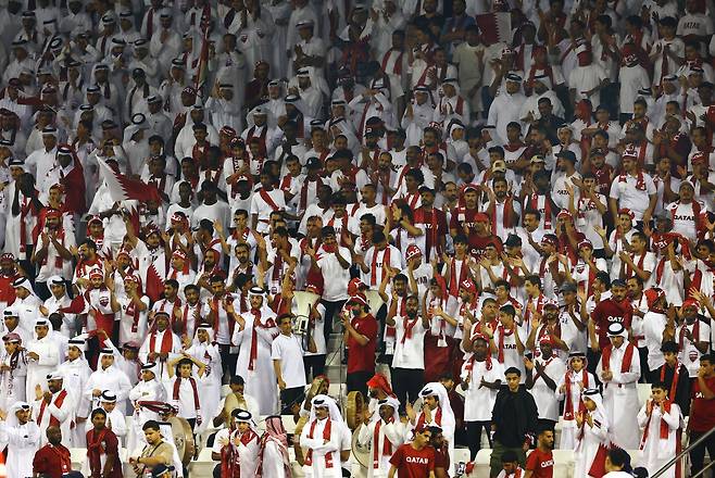 Soccer Football - FIFA World Cup - AFC Qualifiers - Group A - Oman v Qatar - Jassim Bin Hamad Stadium, Doha, Qatar - October 8, 2025 Qatar fans REUTERS/Ibraheem Al Omari<저작권자(c) 연합뉴스, 무단 전재-재배포, AI 학습 및 활용 금지>
