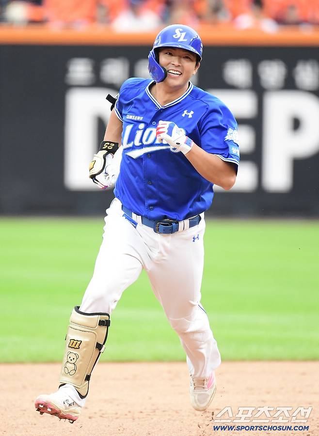 18일 대전 한화생명볼파크에서 열린 삼성과 한화의 PO 1차전. 4회초 삼성 김태훈이 한화 폰세를 상대로 솔로홈런을 날렸다. 그라운드를 돌고 있는 김태훈. 대전=송정헌 기자songs@sportschosun.com/2025.10.18/
