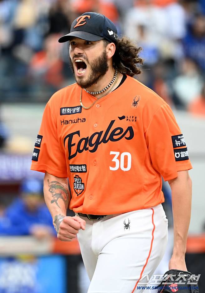 18일 대전한화생명볼파크에서 열린 삼성과 한화의 PO 1차전. 5회초 폰세가 디아즈를 포수 파울플라이로 잡아내며 무실점으로 이닝을 끝낸 뒤 더그아웃으로 향하고 있다. 대전=허상욱 기자wook@sportschosun.com/2025.10.18/