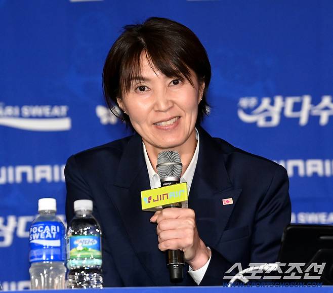 16일 리베라호텔에서 열린 V리그 여자부 미디어데이. 흥국생명 요시하라 토모코 감독이 인사말을 하고 있다. 허상욱 기자wook@sportschosun.com/2025.10.16/