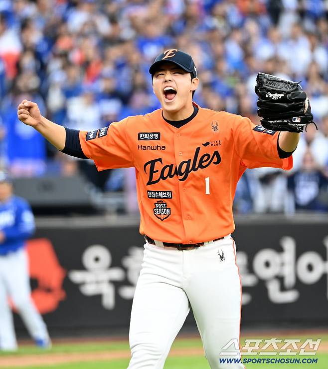 18일 대전한화생명볼파크에서 열린 삼성과 한화의 PO 1차전. 7회말 한화 문동주가 삼성 김지찬을 스트라이크 아웃 낫아웃으로 잡아내며 환호하고 있다. 대전=허상욱 기자wook@sportschosun.com/2025.10.18/