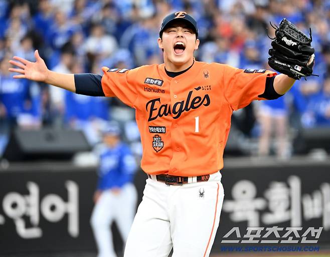 18일 대전한화생명볼파크에서 열린 삼성과 한화의 PO 1차전. 7회말 한화 문동주가 삼성 김지찬을 스트라이크 아웃 낫아웃으로 잡아내며 환호하고 있다. 대전=허상욱 기자wook@sportschosun.com/2025.10.18/
