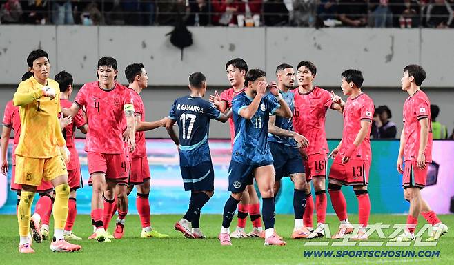 14일 서울월드컵경기장에서 열린 축구대표팀과 파라과이의 평가전. 한국이 파라과이에 2대 0으로 승리했다. 경기 종료 후 승리의 기쁨을 나누고 있는 대표팀 선수들. 상암=송정헌 기자songs@sportschosun.com/2025.10.14/