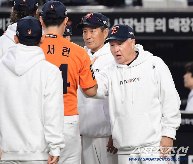 18일 대전 한화생명볼파크에서 열린 삼성과 한화의 PO 1차전. 한화가 삼성에 9-8로 승리했다. 경기 종료 후 김서현과 하이파이브를 나누고 있는 김경문 감독. 대전=송정헌 기자songs@sportschosun.com/2025.10.18/